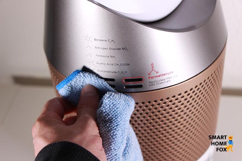 Прорези датчиков качества воздуха Dyson Purifier Cool протираются синей сухой тканью.